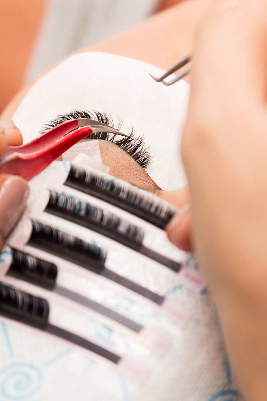 Pestañas colocadas una a una con pinzas y tira de extensiones